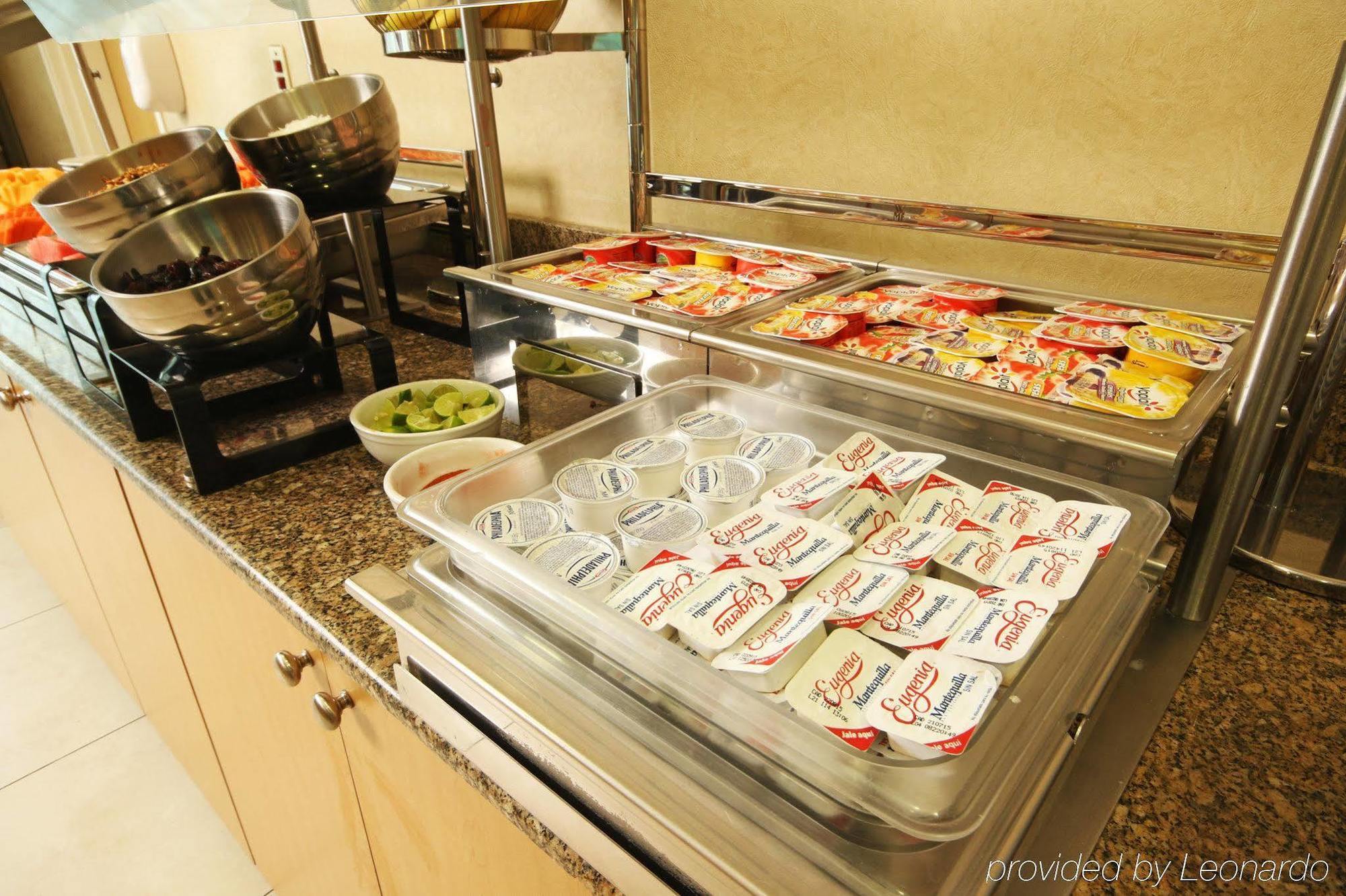 Istay Hotel Ciudad Juárez Extérieur photo A condiment bar at a restaurant