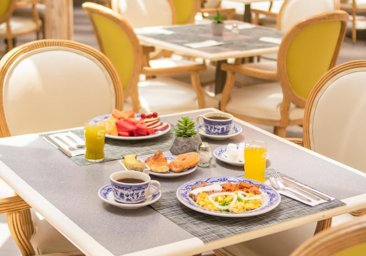 Istay Hotel Ciudad Juárez Extérieur photo A breakfast table at a hotel