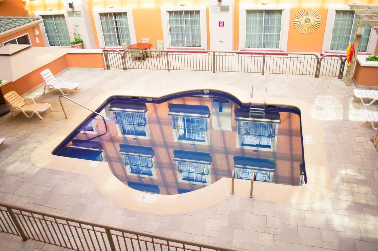 Istay Hotel Ciudad Juárez Extérieur photo The atrium of the hotel